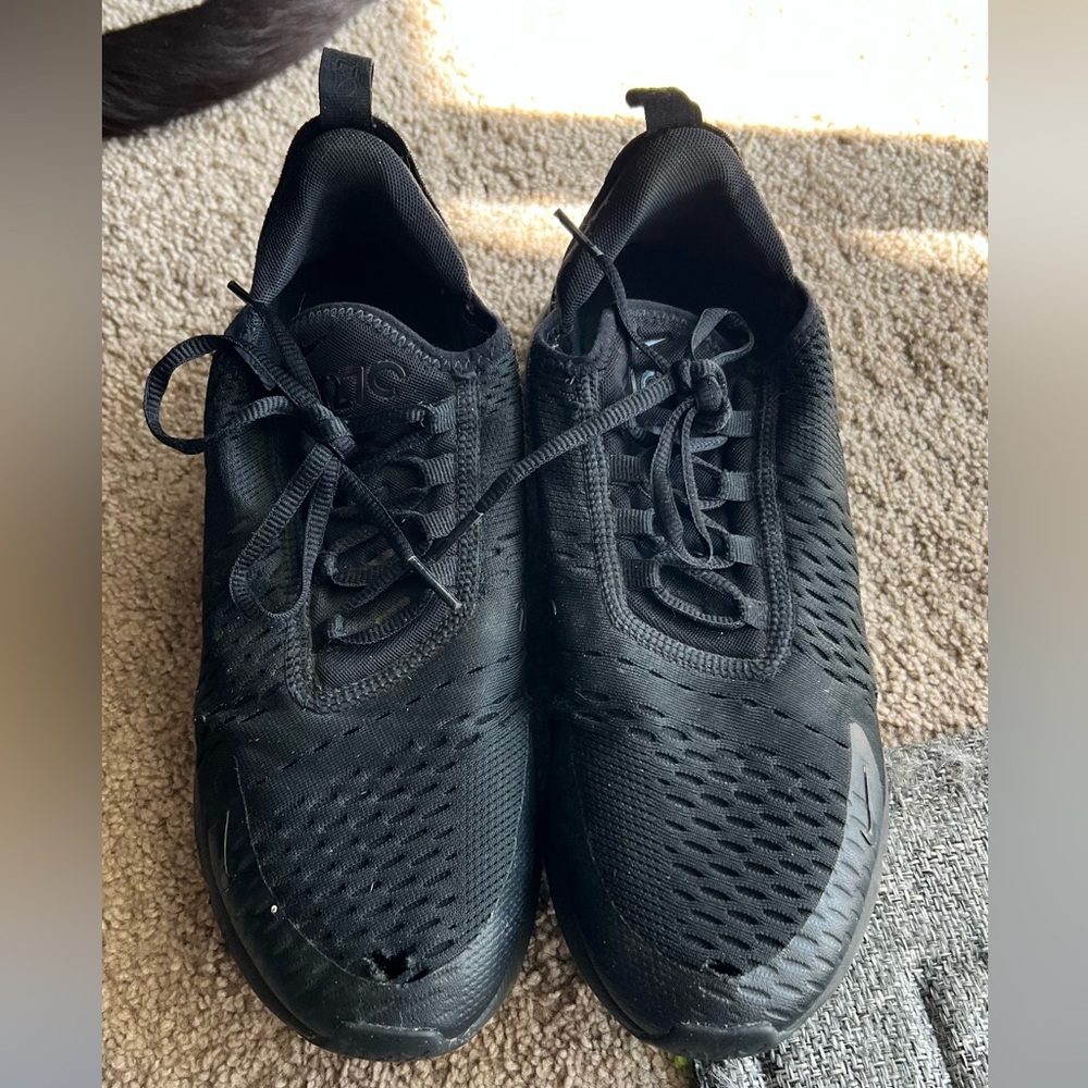 Black Nike air max 270